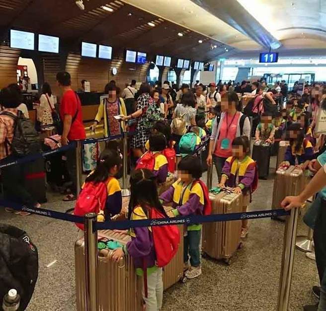 有網民在台北桃園機場看到「整團幼稚園」學生準備登機外遊，表示羨慕。fb群組「爆廢公社公開版」