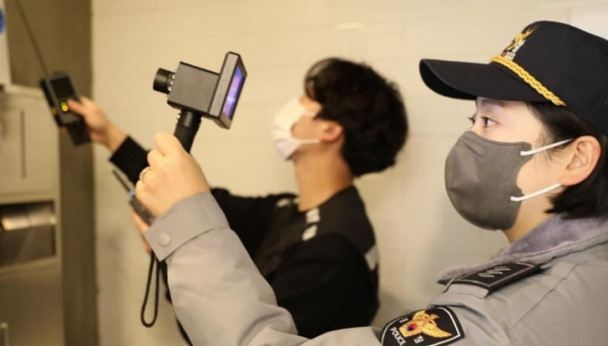 南韩京畿南部警察厅用仪器侦测针孔摄影机。