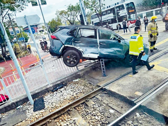 ■私家車被輕鐵撞至車尾擱於鐵欄上。