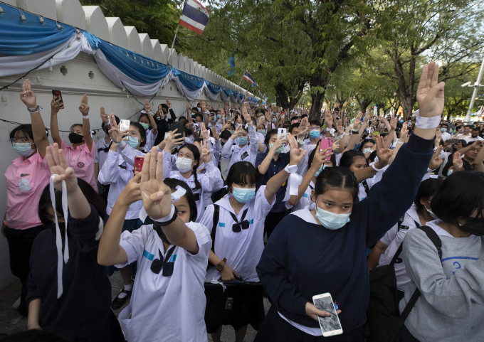 泰國學生舉起三指是象徵反抗。AP