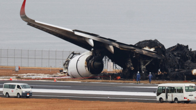 羽田机场一班日航客机撞上海上保安厅的定翼机后起火，损毁严重。(路透社)