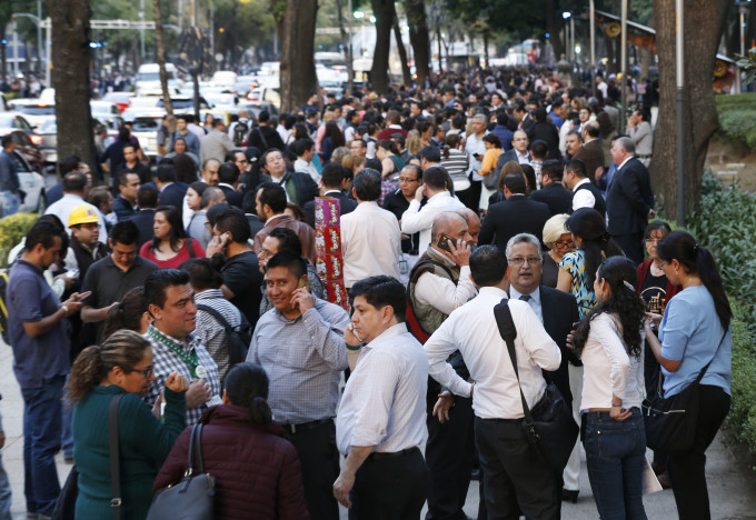 首都墨西哥城有强烈震动，民众恐慌，走到街上暂避。AP