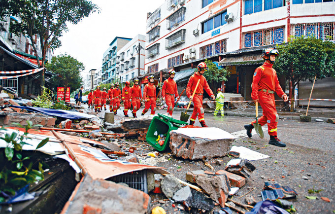 搜救人員趕往地震災區救援。