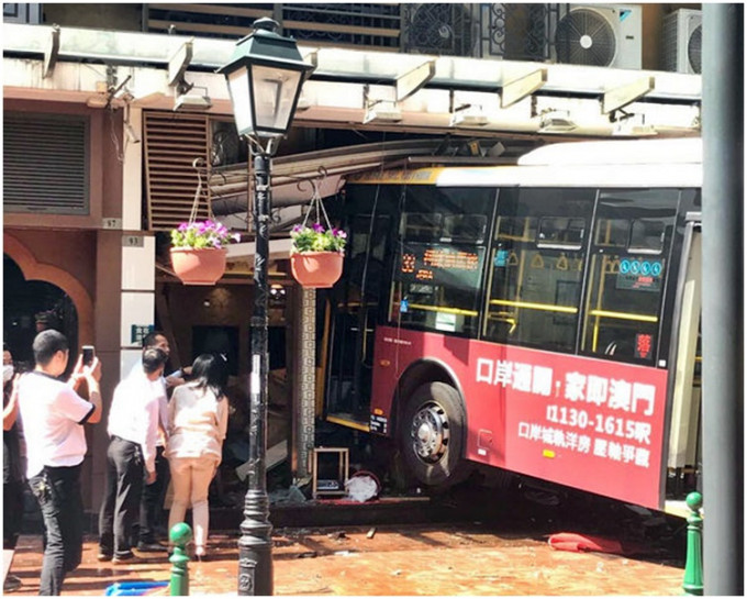 巴士衝入食肆，至少7人受傷。網圖