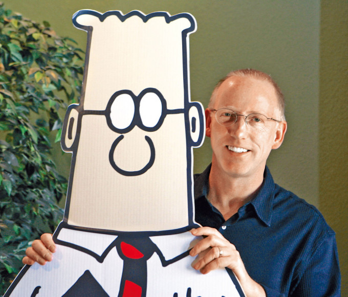 漫画家亚当斯与笔下人物「呆伯特」合影。