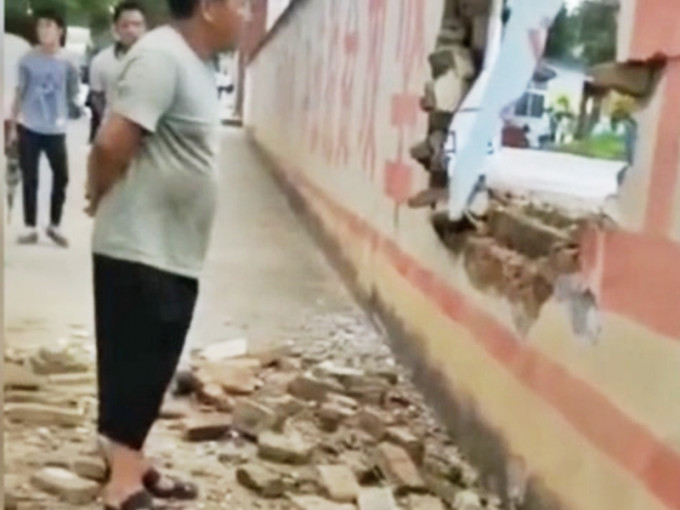 雲南文山一輛駕駛訓練班的教練車日前突然失控，直接撞穿圍牆，衝向外面的馬路。影片截圖