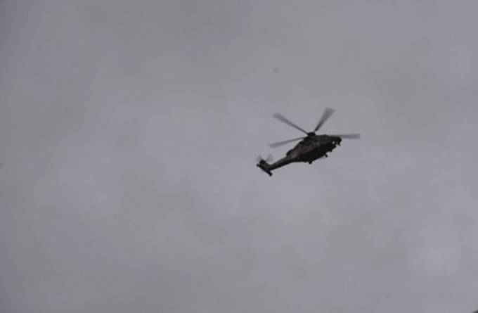 救援人员召唤飞行服务队直升机前来协助。