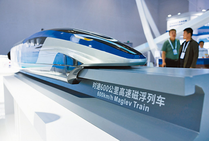 時速600公里的高速磁浮列車模型。