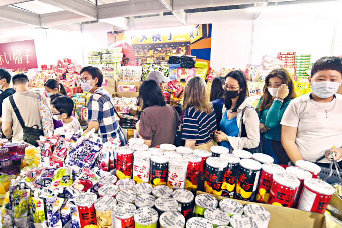 ■香港美食嘉年華開鑼，吸引不少市民入場購買心頭好。
