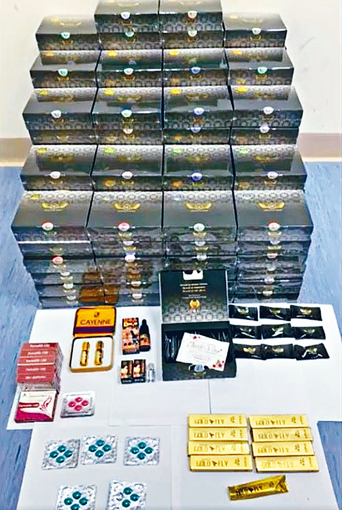 警方检获迷奸药包括催情剂（上）及迷奸香口胶等（右下）。