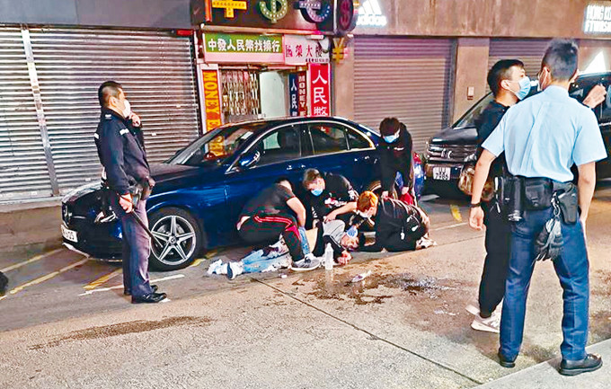 男子在旺角奶路臣街遭三名刀手斬背削耳，重傷倒地。