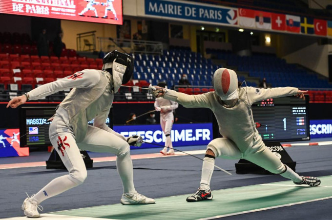 张家朗(左)在奥运后首次出战国际赛事即稳夺奖牌。 国际剑联Facebook图片