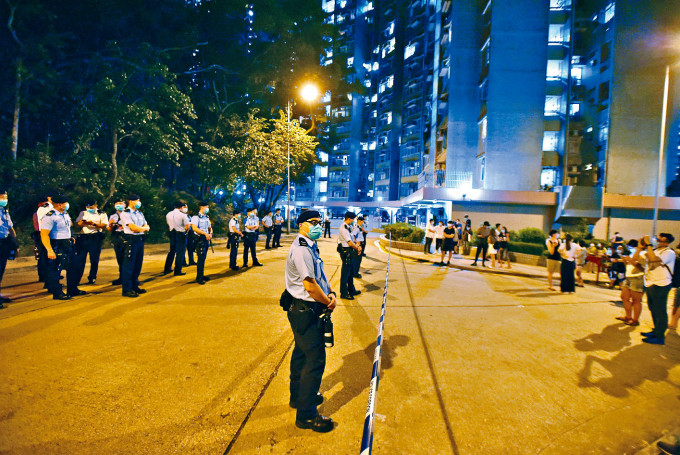 一批邨民阻止警方帶走疑犯，大批警員增援到場。