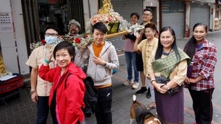 市建局义工协助泰人组织将浴佛仪式和巡游所需的佛像运送到泼水节活动场地。（韦志成网志）