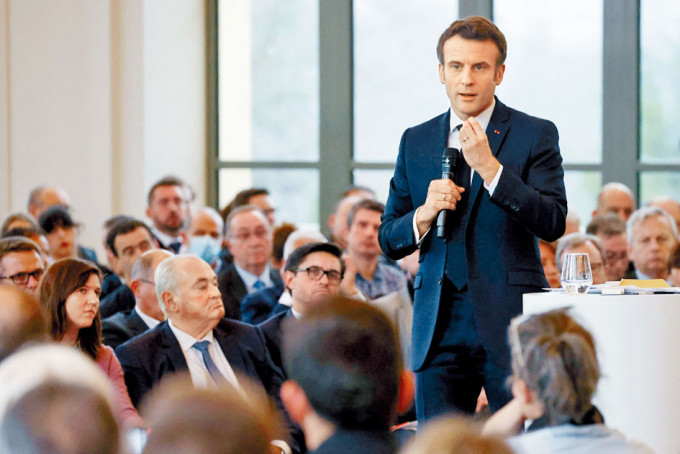 马克龙昨在法国西南部城市波蒙特宫，与当地一份报章的读者辩论。