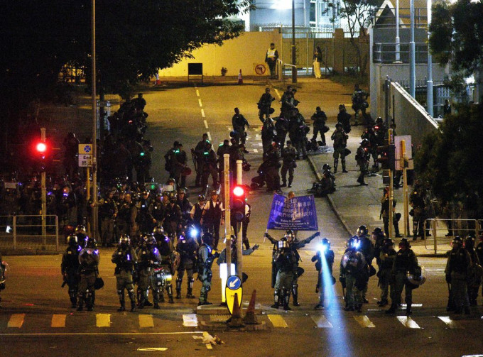 屯門警察大興行動基地前年10月出現警民對峙。資料圖片