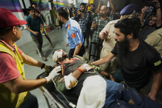 印度喀什米尔朝圣者巴士遇袭至少9人死亡。美联社