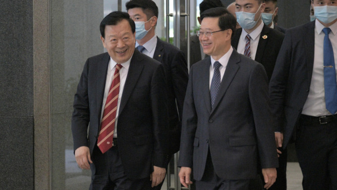 港澳辦主任夏寶龍（左）在特首李家超陪同下，在政總與商會人士會面。（陳浩元攝）
