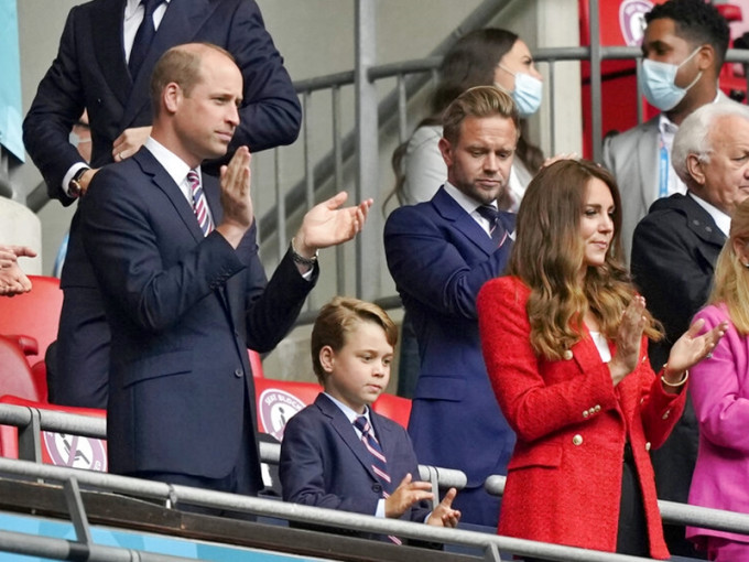威廉王子（左）偕同夫人凱特及7歲的喬治王子，進入倫敦溫布萊球場觀看歐洲國家盃16強賽事。AP圖片