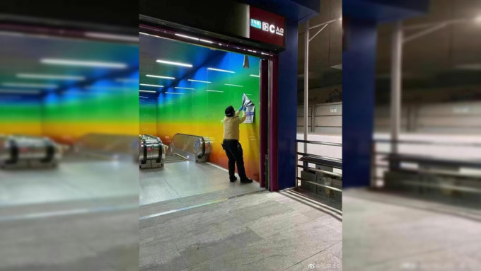 北京地铁站拆除进站需要核酸检测阴性证明的宣传告示。