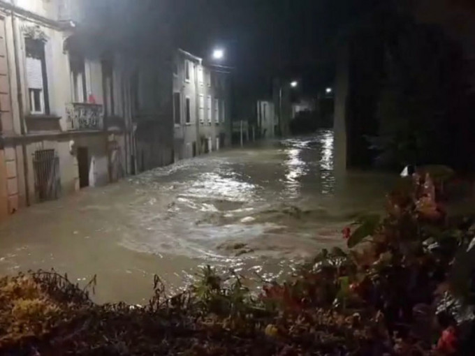 法国西南部暴雨引发洪水 已造成13人死亡。（网图）