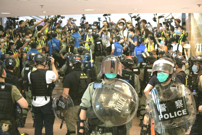 林郑月娥希望为记者提供协助，但不会对警方执法行动造成障碍。资料图片