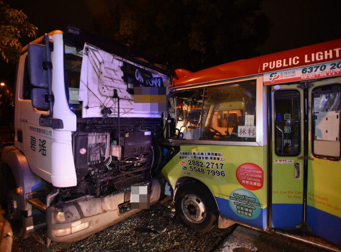 拖车与小巴于林锦公路近荃锦公路回旋处附近发生相撞。