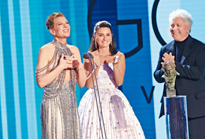彭妮露古絲與艾慕杜華任嘉賓，頒發榮譽獎給姬蒂白蘭芝。    