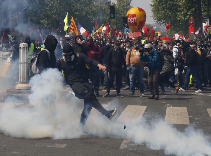 數以十萬計群眾在昨日勞動節在巴黎和法國其他城市上街示威。AP