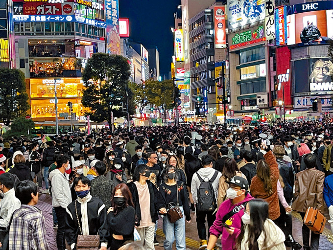 2022年东京JR涩谷车站前的万圣节人潮。
