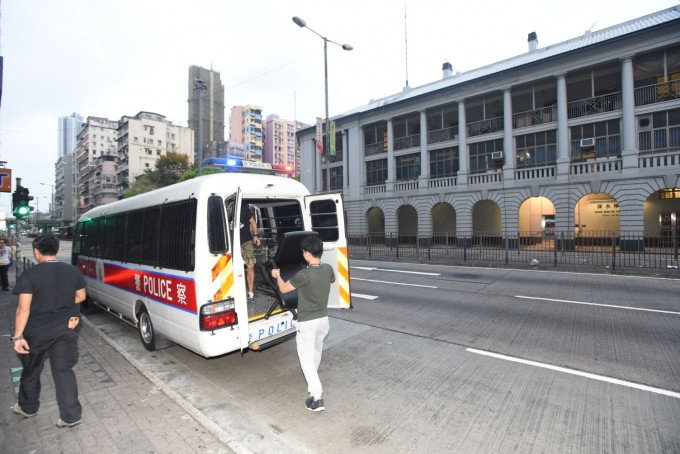 赌档位于深水埗警署对面。