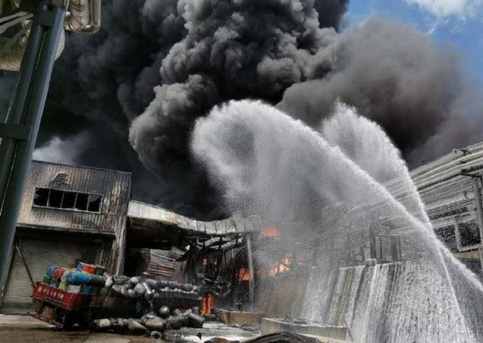 福建炼油厂大火传出爆炸声。 网图