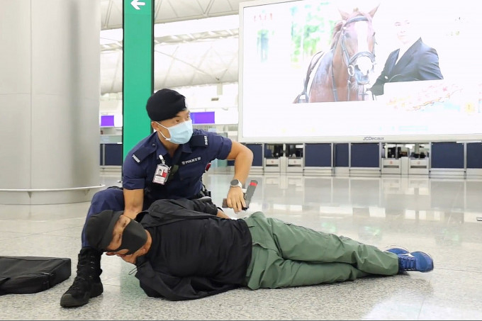 警方在機場進行代號「孤煙行動」反恐演習，參與演習人員多達一百人。