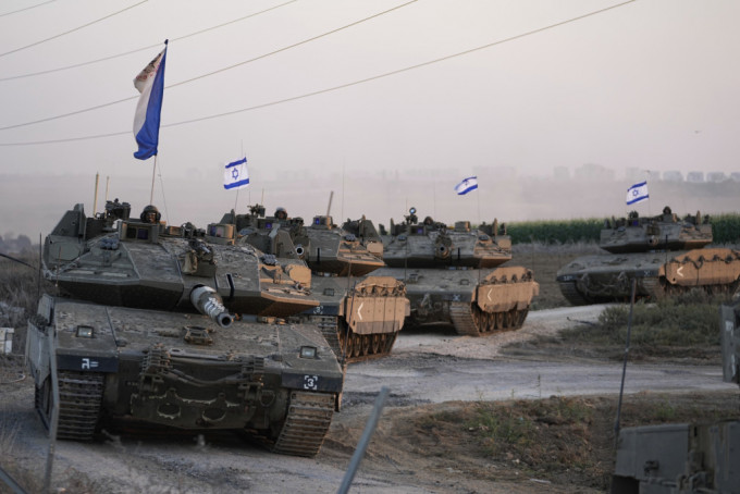 以色列坦克和部队已集结在与加沙接壤的边界上待命。美联社