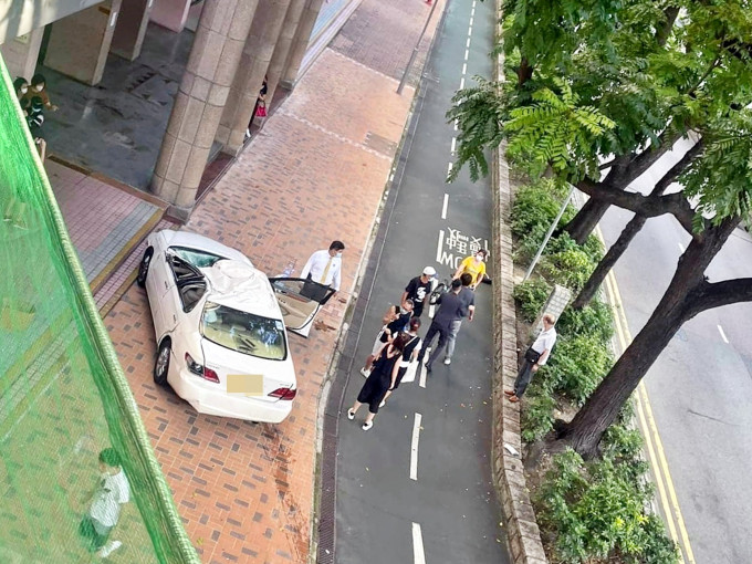 私家车失控铲上行人路。fb「香港突发事故报料区」Bosco Chu图片