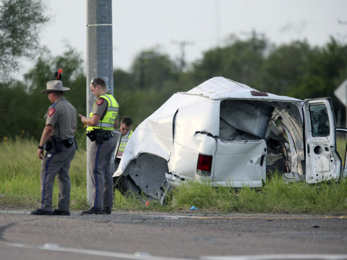 美国德州疑超载非法移民客货车超速引致车祸。AP图片