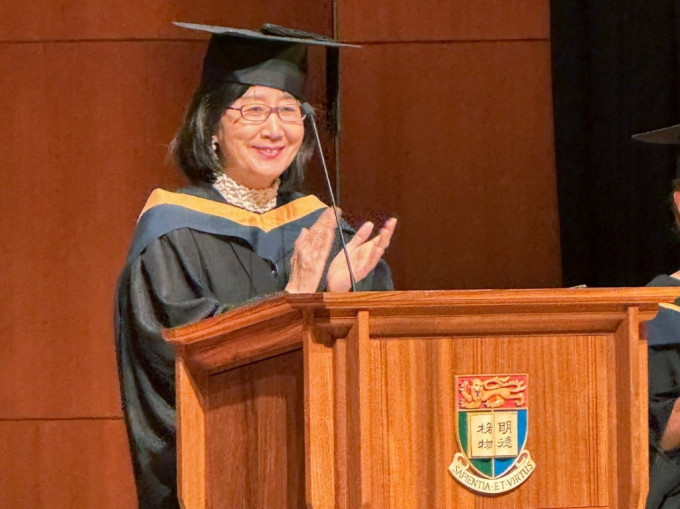 鍾麗玲日前在香港大學法律學院畢業典禮中擔任主禮嘉賓。