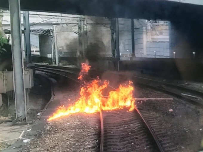 紅磡站路軌遭掟燃燒物。港鐵圖片