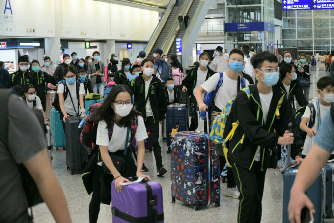 大批旅客、学生海外回港。
