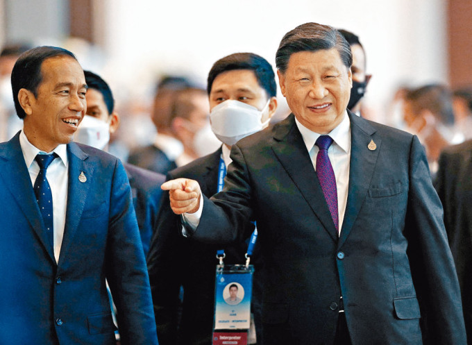 国家主席习近平与印尼总统佐科维多多并肩而行。