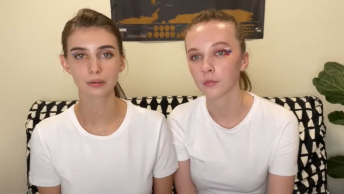 俄乌网红双妹嚜合体拍片。