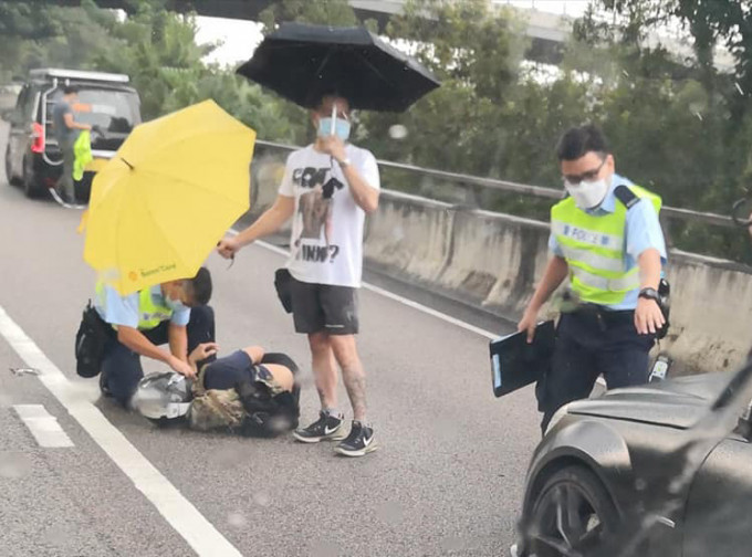 有熱心人為受傷電單車撐傘擋雨。 香港突發事故報料區fb圖