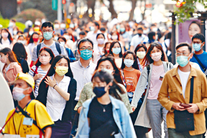 台灣出現社區感染，實施限聚措施。