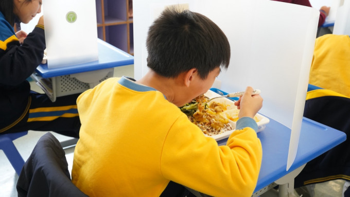 盧寵茂指學校午膳鈉減少，總脂肪等含量低於建議上限。資料圖片
