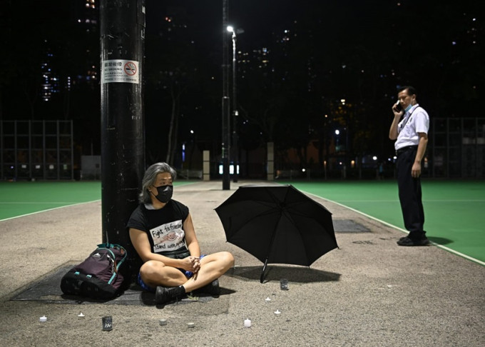 一名市民晚上在维园足球场静坐。
