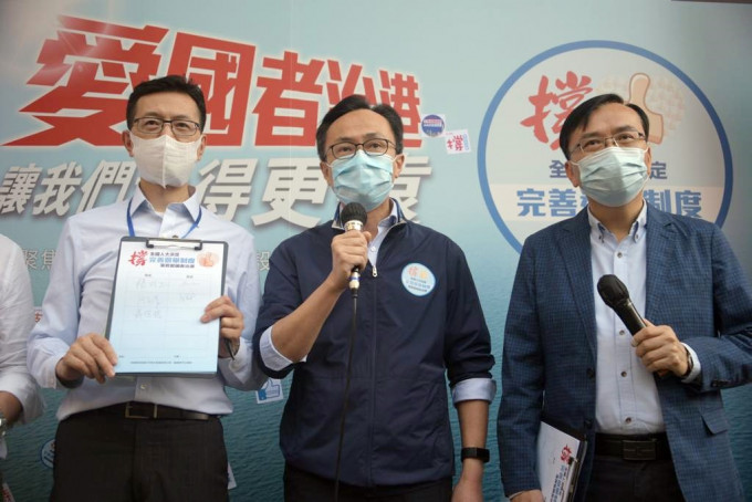 聶德權到工聯會街站簽名支持全國人大完善香港選舉制度的決定。