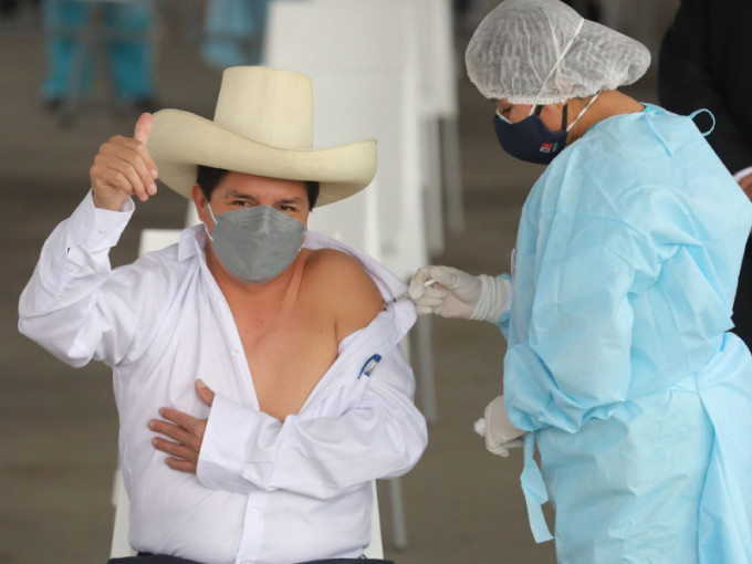 秘魯總統卡斯蒂略接種國藥疫苗。新華社圖片