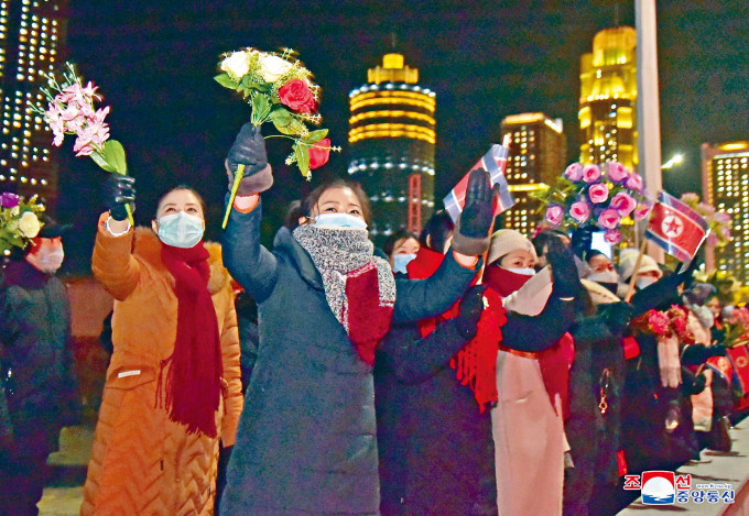 ■平壤居民上月中戴口罩，欢迎阅兵游行的参加者。