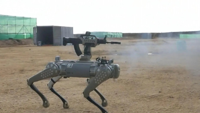 美國國會關注解放軍配備自動步槍的機械狗。