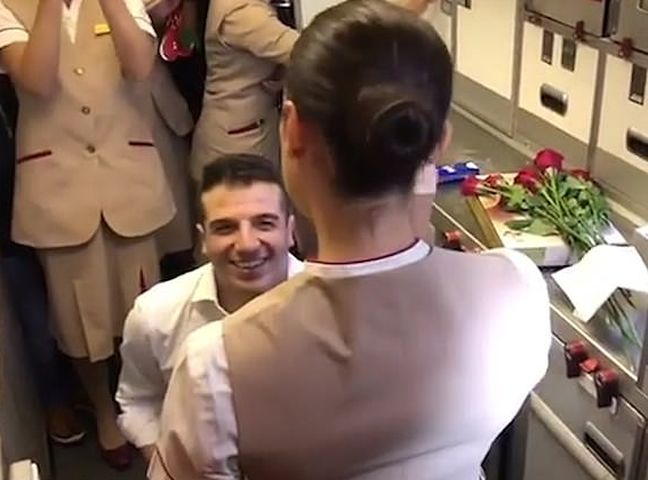 斯特凡诺向其任职空姐的女友准备惊喜求婚。网图